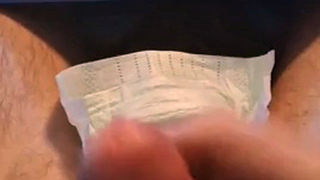 Garoto gamer demora muito para chegar ao orgasmo com fralda