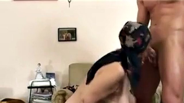 Signora matura premia il ragazzo per le pulizie