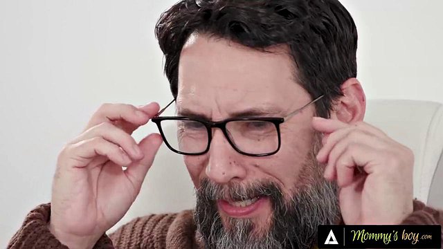 Tommy Pistol bate nos peitos enormes de Lollypop Gcup em ação áspera e profunda na garganta, levando ao Inten