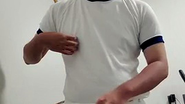 Un garçon japonais potelé en uniforme PE se masturbe en sous-vêtements