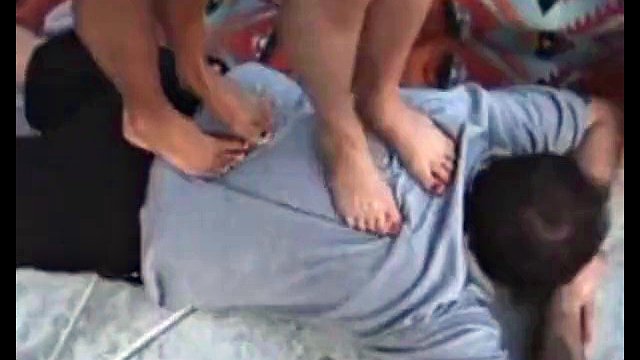 Talons et pieds nus piétinant deux dames