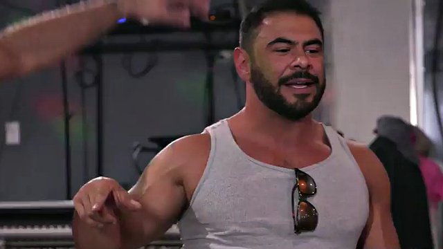 Sexy gay tanečnice anální šuká svalovce v bazénu