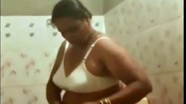Desi aunty spied while washing her chubby body