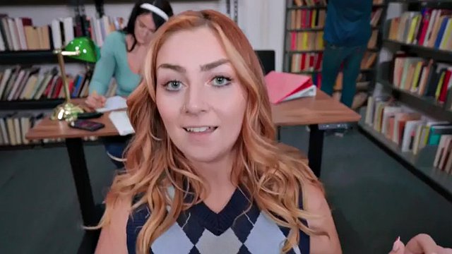 Troia culona del college mostra le sue tettone nella sala conferenze