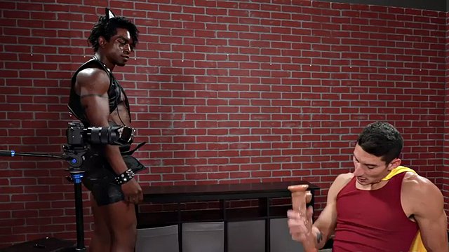Kožené dominantní cvoky a bareback cosplay zespodu