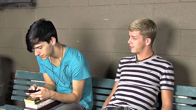 年轻男同凯登丹尼尔斯和杰兰登在教室里肛交