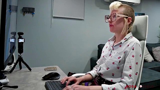 Jeu de rôle de bureau lesbien percé de Rosa Rosebud