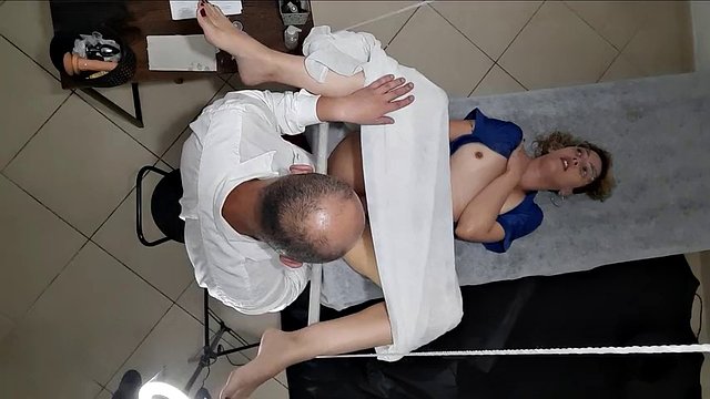 Paciente va al ginecólogo pero se pone cachonda y se corre en ella