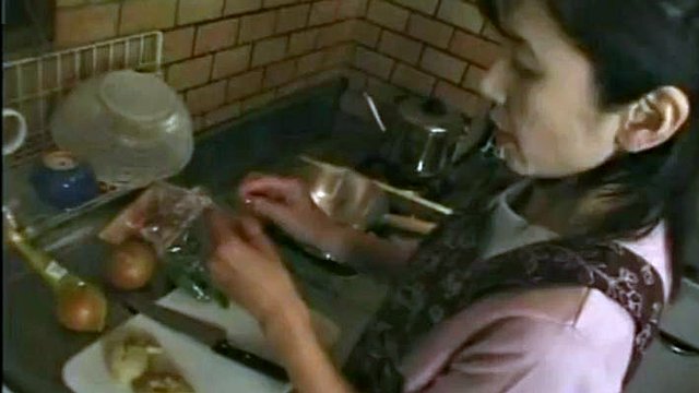 Sexy japonské zralé: kouření, lízání a amatérské porno