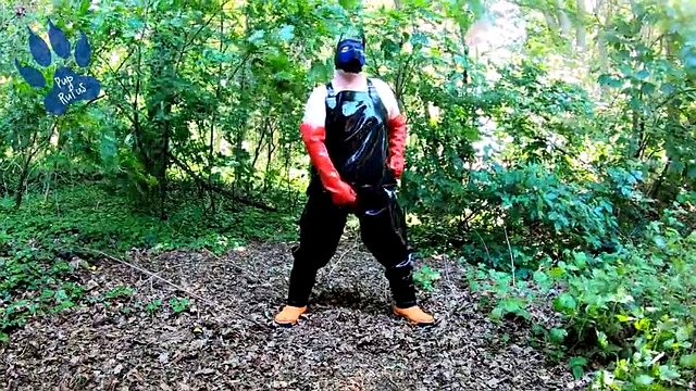 patte dans la rue en salopette en caoutchouc