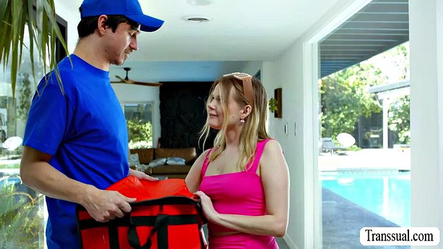 TS Stepmom fucks the big cock of delivery man