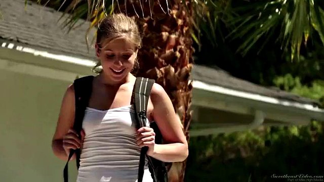 Koupání v bazénu Lesbo Blonde Neighbors jako mořská panna: Velká prsa, dospívající a lesbické porno