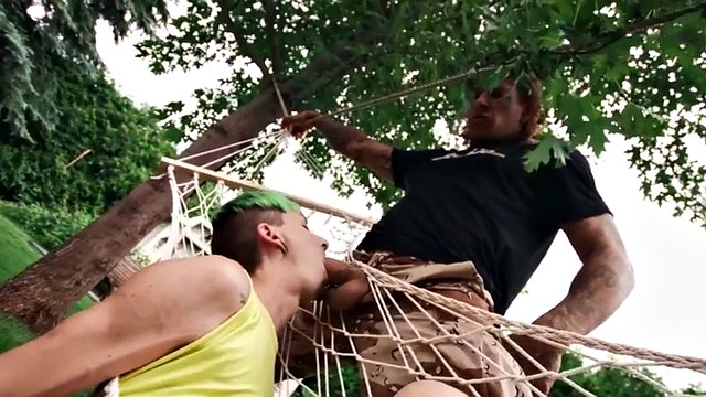 اراذل و اوباش مسلط بدون پشت برهنه در فضای باز به سمت بیرون می‌زند