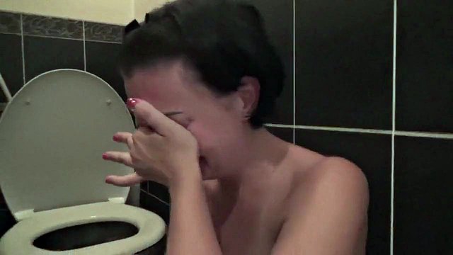 KateRoss faz strip-tease provocativamente antes de lamber o banheiro