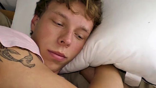 O adolescente faminto de pau Danny Shine drena as bolas do idiota mais velho no ponto de vista