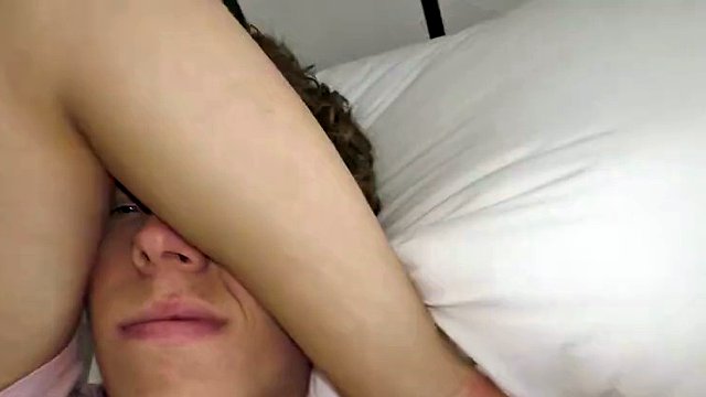 Der schwanzhungrige Teenager Danny Shine entleert die Eier des älteren Kerls in POV