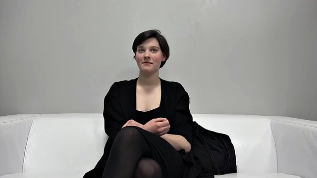 ragazza timida viene scopata