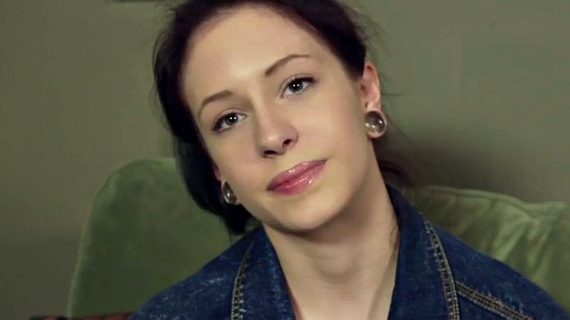 Anna: Versauter Hipster macht nackt Yoga und fingert ihre tropfnasse Fotze