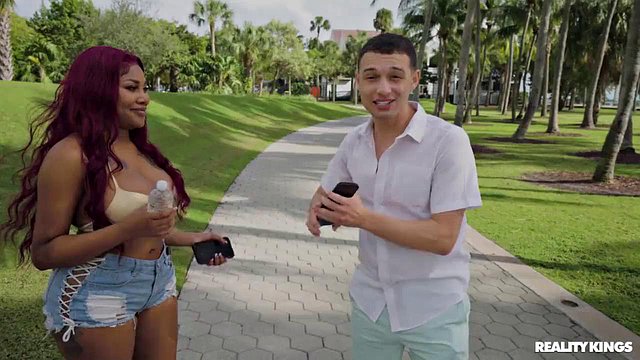 Jordyn Falls cavalca il grosso cazzo di Johnny Love