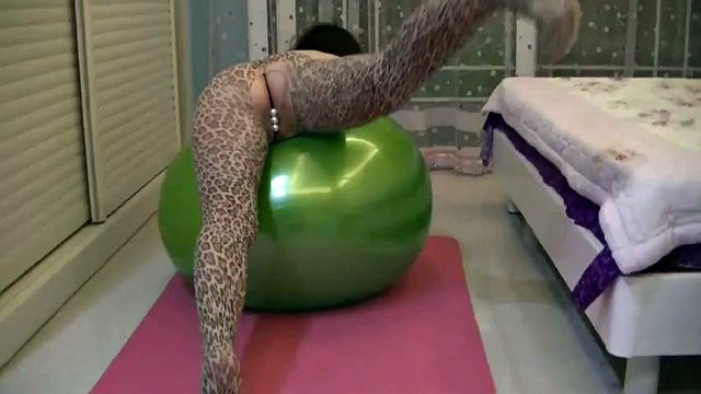 Chinese MILF in Crotchless Leggings.MP4