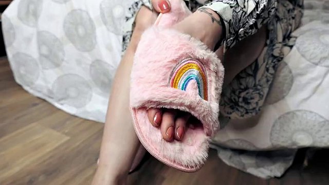 Vends-ta-culotte - JOI to cumshot on the slippers of a beautiful French MILF