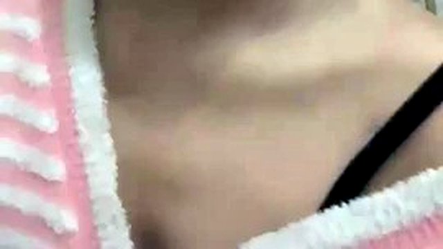 Highly recommended, [Freshman School Girl], shocked by the 18-year-old elementary school girl going into the sea, pure and cute, her boyfriend cums without a condom, the little pussy screams in China live broadcast (4)
