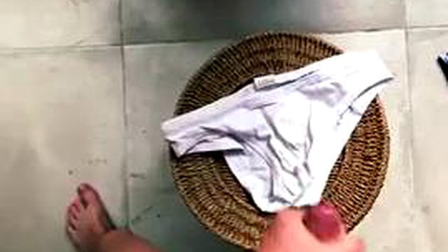 Coletou minhas cargas cremosas em resumos manchados de mijo branco usados ​​na academia e envie -os para um fã - fã solicitado Vid