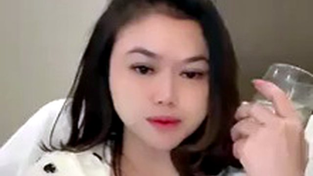 Cici Colmek spritzte im Badezimmer mit einem Dildo viel ab