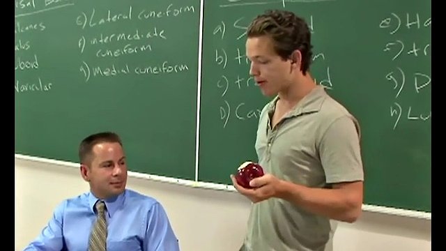 un enseignant gay pécheur se fait prendre par un étudiant gay en classe