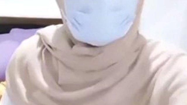 STW White jilbob live cam while showing off her toge