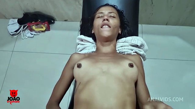 Yasmin Ribeiro was very old and the big man was not open and sent out the oil from the penis inside
