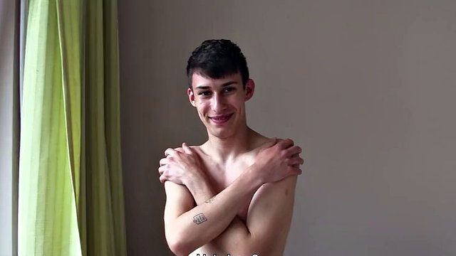 Timido studente universitario regala il suo culo vergine a uno sconosciuto per un'enorme quantità di denaro - BIGSTR