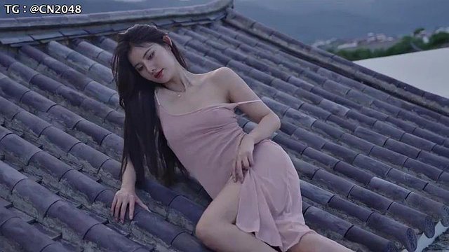 C'est AJU: asiatique, strip-tease et porno public