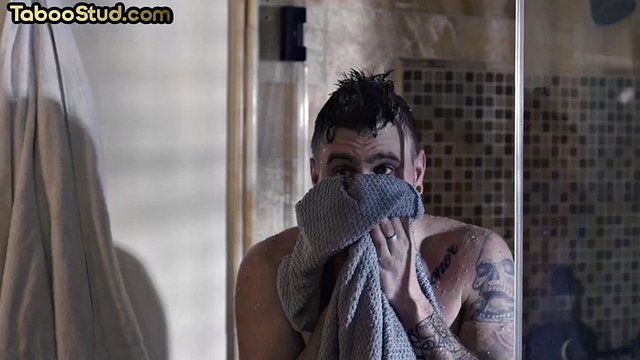 Il fratellastro tabù viene scopato a pelo da uno stallone tatuato finché non viene