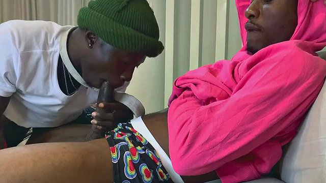 Esclave sissy ébène baisée le jour de la fierté