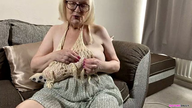 Le enormi tette della matura Sally in un minuscolo top che non lascia nulla all'immaginazione