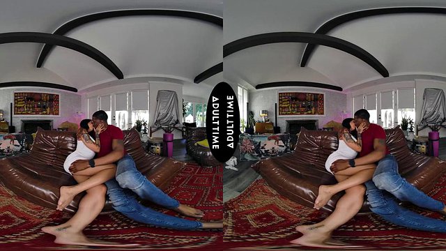NAHAUFNAHME VR Sie sehen zu, wie Ihre heiße Frau Nina White ihren Hengst-Personaltrainer CUCKOLD POV fickt