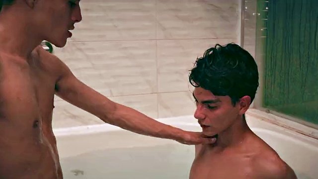 Der heiße Twink Andres ZP fickt Dave Lions geilen Arsch ohne Kondom und bedeckt ihn mit Sperma