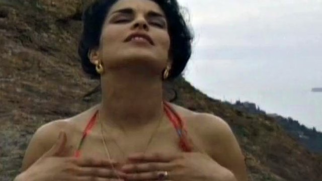Splendida donna francese dildo che il suo twat peloso all'aperto