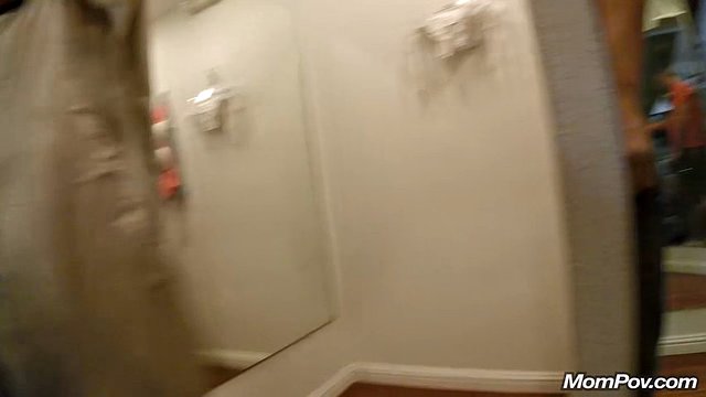 Fine bimbo gets her throat poked in the dressing cabin