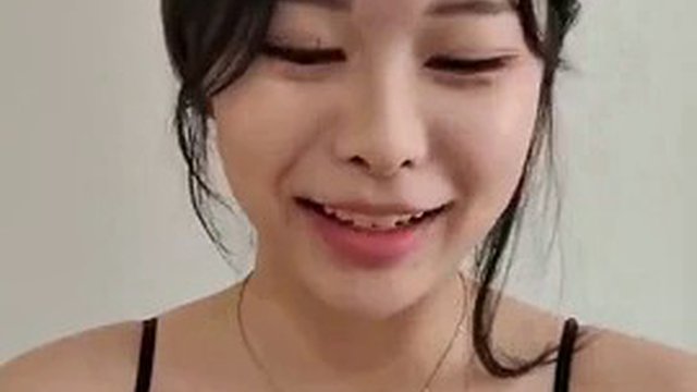 Good-looking Korean female anchor masturbates Korean+BJ live broadcast, ass, stockings, doggy style, Internet celebrity, oral sex, goddess, black stockings, peach butt Season 23