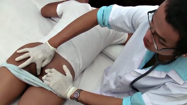 Twink asiático caseiro gosta de anal sem camisinha com seu médico