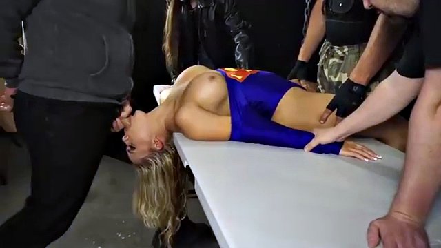 unterwürfiges Supergirl