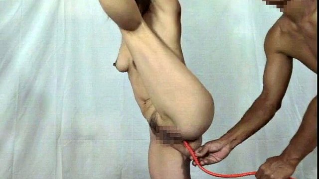 Fisting anale e clistere della moglie di Elmer con una gamba legata in alto