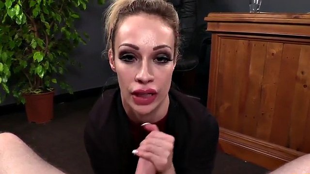 CFNM POV MILF succhia e masturba il cazzo in primo piano amatoriale