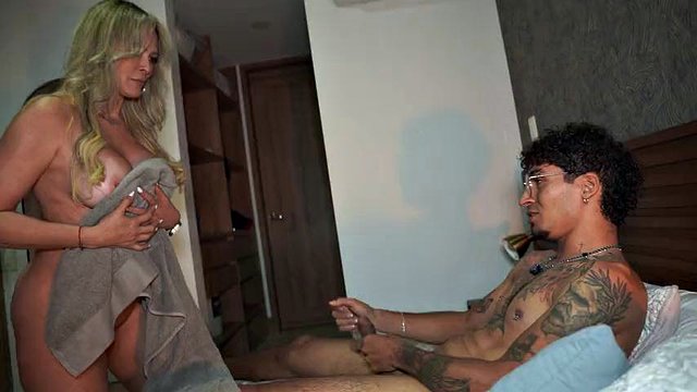 Üvey oğul büyük memeli üvey annesine şaka yapar ve sonunda onun fantezisini gerçekleştirir