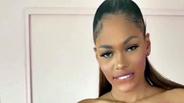 Latina in schwarzen Dessous masturbiert mit einem Dildo