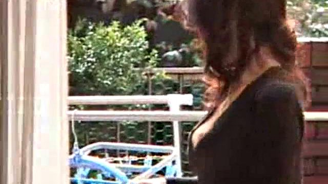 Esposa madura seduce a un joven: tetas grandes, mamada y porno milf