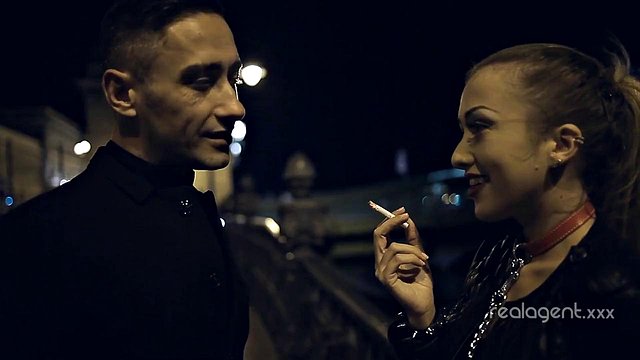 Puta mama una polla larga por la noche y se cubre la cara con semen
