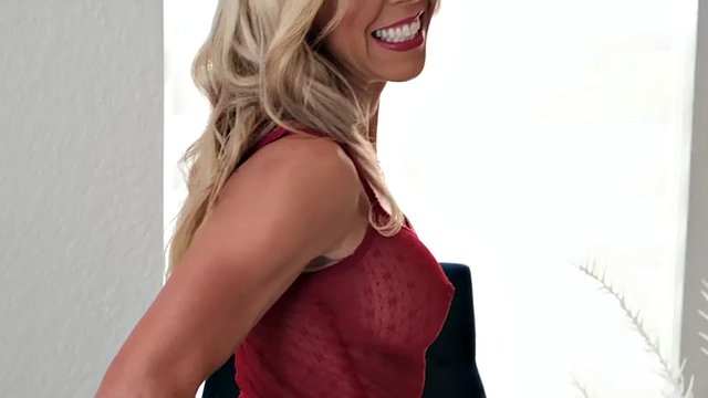 Mandy gives and cums
